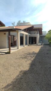 Sobrado com vista ao mar, com grande garagem e jardim