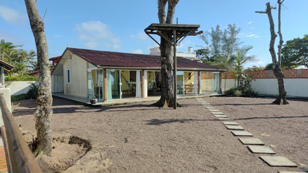 Casa frente ao mar para aluguel diário na frente da praia de Itapoá. Casa com grande quintal de britas e área gourmet com portas de vidro.