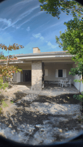 Casa 1 quadra da praia, com churrasqueira, mesa de plástico e jardim verde