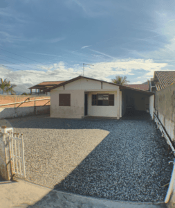 Casa a venda ou aluguel na Avenida Dom Henrique II, com grande jardim frontal com pedras britas