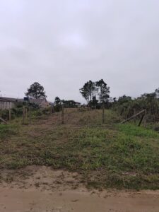 Terreno próximo a Avenida Saí Mirim, principal avenida da Barra do Saí. Bom terreno para construção de comércios ou serviços