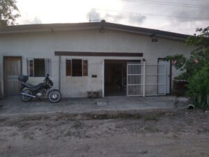 Casa a venda 200 metros da praia, com portão deslizante e 2 janelas.