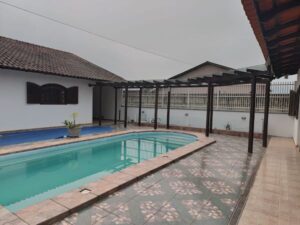 Casa a 500 metros da praia, com piscina e deck de madeira
