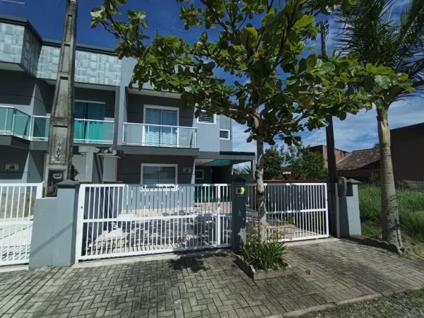 Sobrado a 300 metros da praia, com acabamento moderno e piscina.