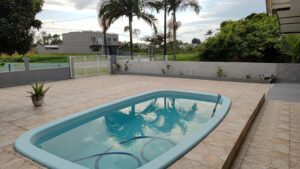 Casa à venda na Avenida Saí Mirim, Itapoá - SC, com piscina e grande área frontal