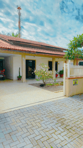 Casa 300 metros da praia, 3 quartos com ar-condicionado, fachada amarela e torre