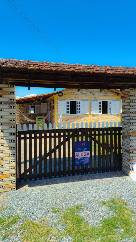 Casa 400 metros da praia em Itapoá para aluguel, com fachada rústica e redes de descanso