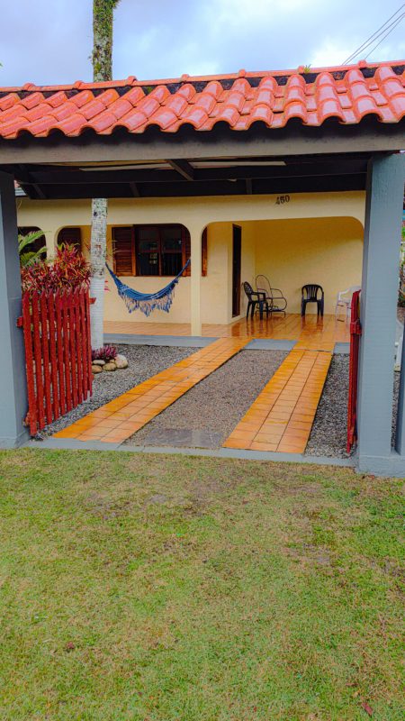 casa proximo a praia 250 metros com garagem e rede de descanso com grande terreno