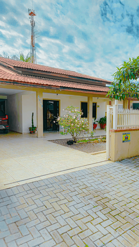 Casa 300 metros da praia, 3 quartos com ar-condicionado, fachada amarela e torre